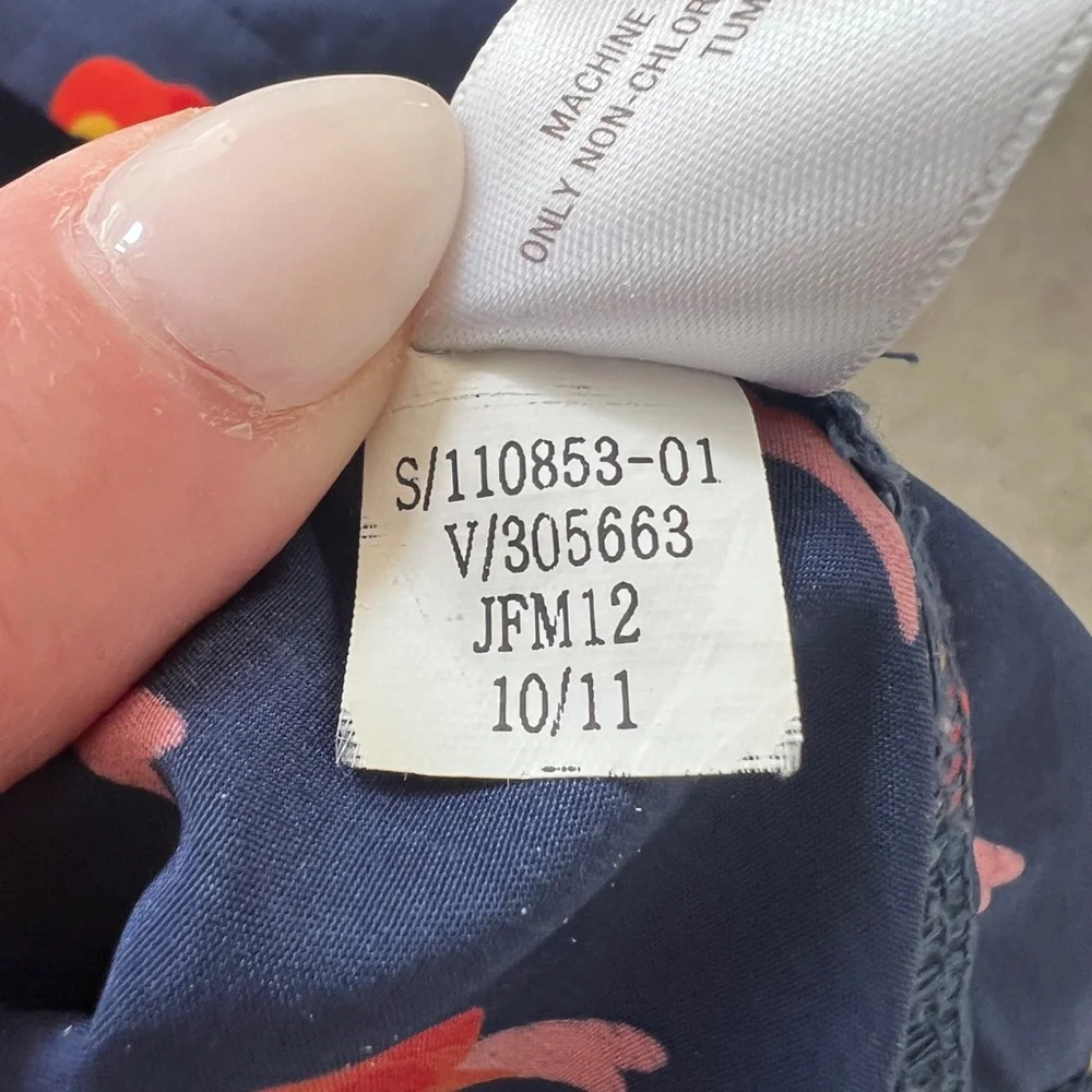 Old Navy Navy Blue Blouse with Red Birds, 3/4 Puff Sleeve, Curve Hem Lightweight